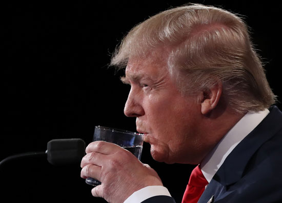فيديو: ترامب يشرب الماء كالأطفال