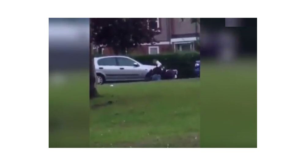 بالفيديو... اعتداء وحشي من ضباط شرطة على مواطن يثير الرأي العام البريطاني