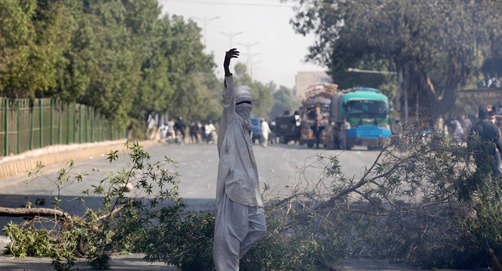 الحكومة الباكستانية تطلب مساعدة الجيش لفض اعتصام إسلاميين