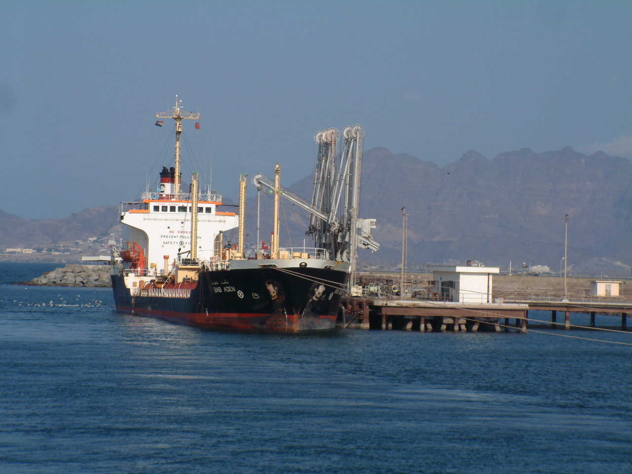 دخول أول سفينة إلى ميناء الحديدة اليمني