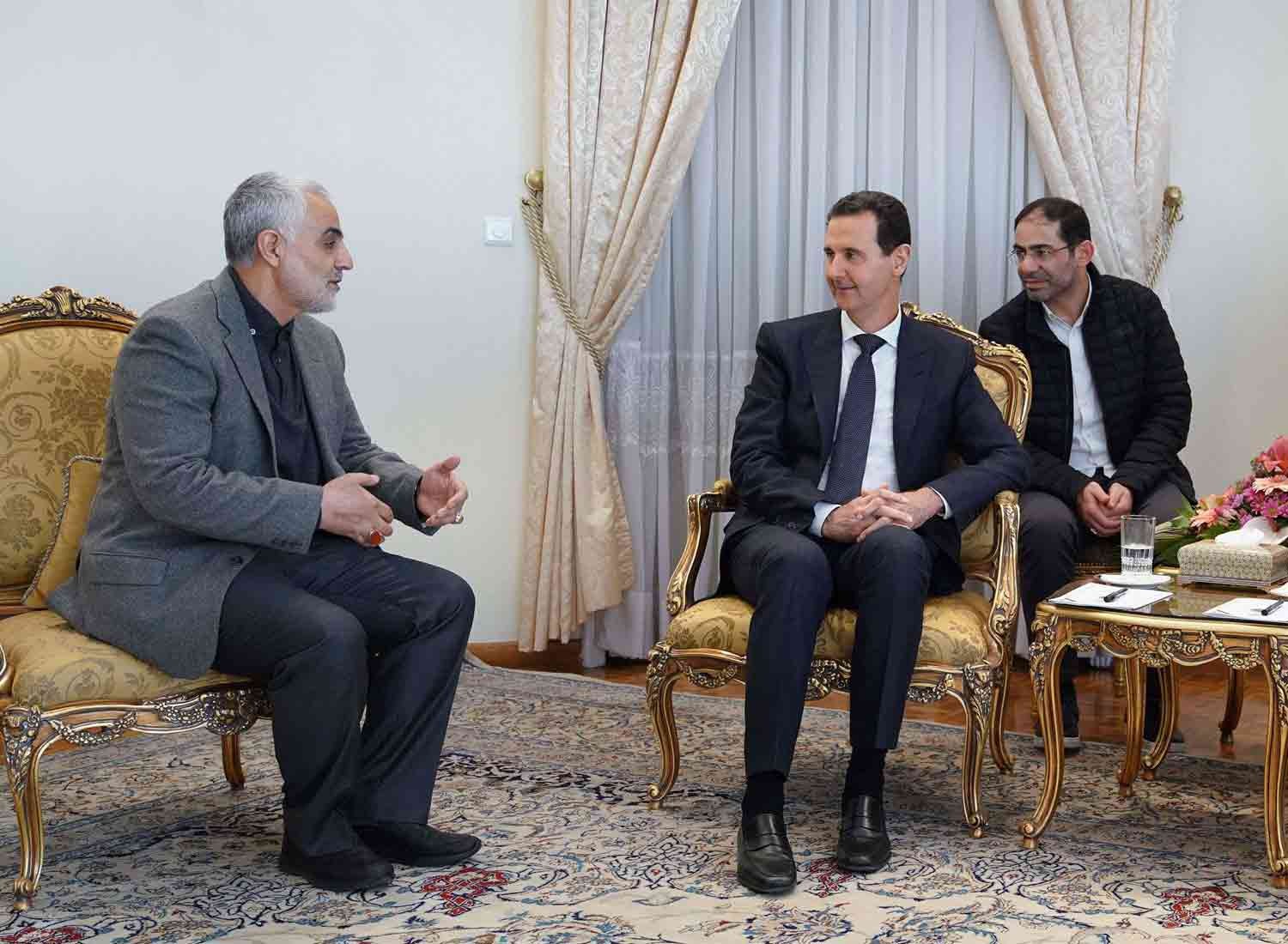الرئيس الأسد يمنح قاسم سليماني أرفع وسام في سورية (صورة + فيديو)
