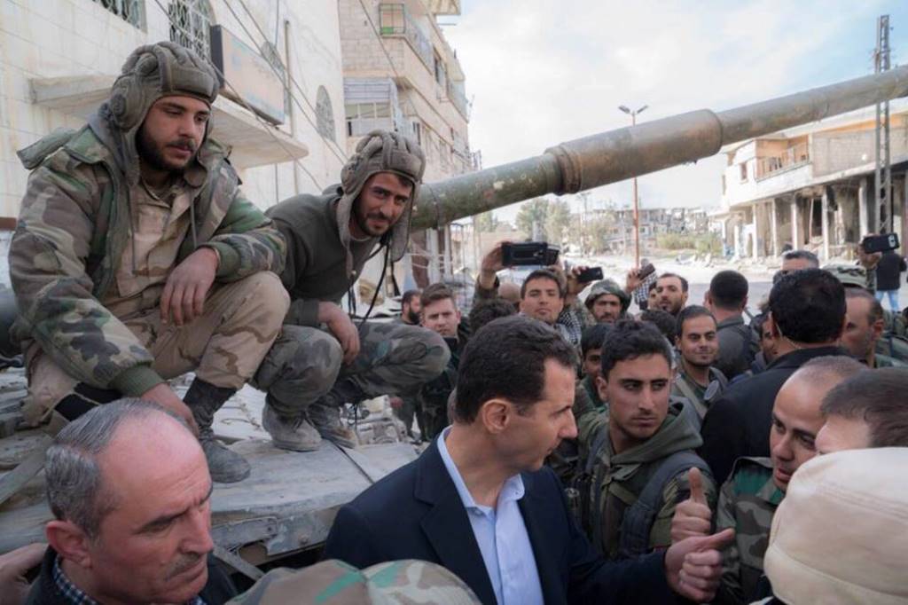 الرئيس الأسد لرجال الجيش في الغوطة الشرقية: كل رصاصة أطلقتموها لقتل إرهابي كنتم تغيرون بها ميزان العالم (صور وفيديو)