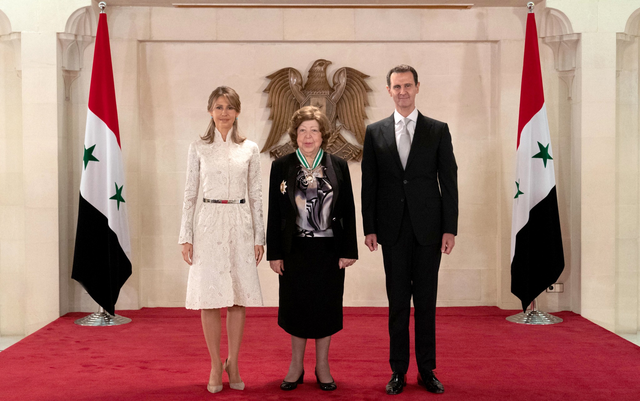 الرئيس الأسد يمنح الدكتورة نجاح العطار وسام أُميّة الوطني ذا الرصيعة