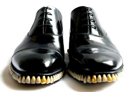 تصميم حذاء من اسنان البشر !!