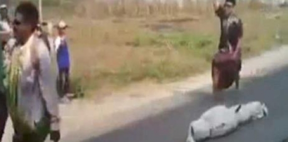 بالفيديو: سقوط جثة من النعش أثناء الجنازة 