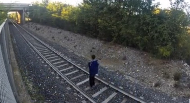 بالفيديو..مراهق إيطالي ينام تحت القطار السريع في مشهد صادم يحبس الأنفاس!