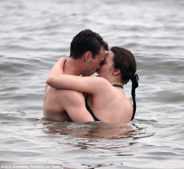 بالصور: قبلات حارة بين ساويرز رونان وإيموري كوهين ولقطات حميمية مثيرة!