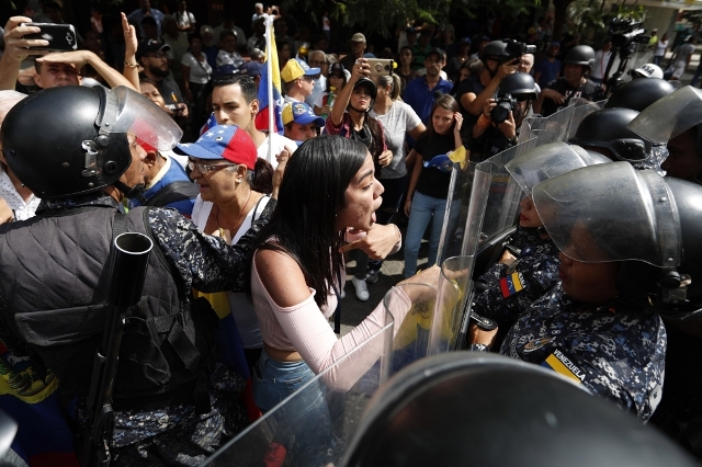 غوايدو يتعهد "عدم إخلاء شوارع" فنزويلا ومادورو يَعِد بـ "هزيمة حرب الامبريالية"