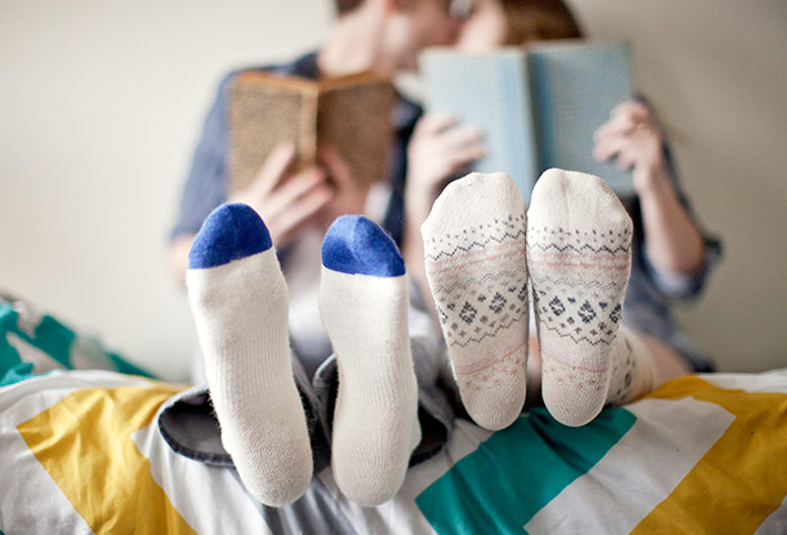 دراسة : لعلاقة حميمة ناجحة .. ارتد جوارب
