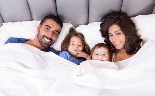 5 أمور عليك وزوجك القيام بها أمام طفلكما أهمها ممارسة الحب!