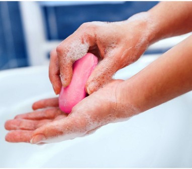 باحثون يُفنّدون الاعتقاد السائد بشأن غسل اليدين بالماء الساخن والصابون!
