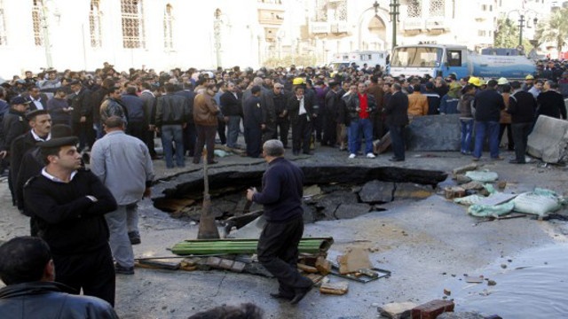مقتل 4 اشخاص بينهم شرطيان في انفجار قرب وزارة الخارجية المصرية
