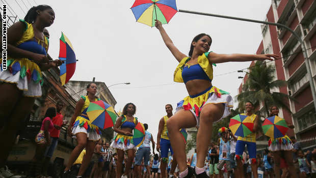 بالصور.. البرازيليون يحتفلون بشوارع ريو استعدادا لكرنفال السامبا