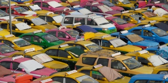 سيارات الأجرة في بانكوك.. بالألوان معاني