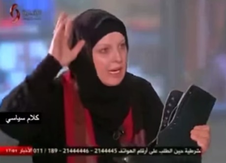بالفيديو: كوثر البشراوي تقبل حذاء عسكري سوري على الهواء وتدعو لله أن يحمي سماحة السيد!