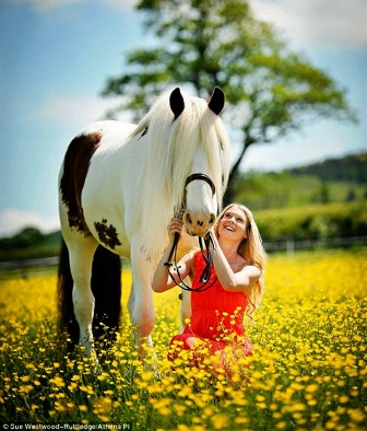 صور: فتاة تنقذ حصان وتمتطيه في حفل زفافها