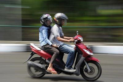 محافظة اندونيسية تحظر على الرجل والمرأة غير المتزوجين التنقل على دراجة نارية واحدة