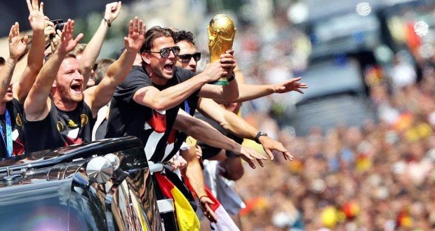 بالصور: الألمان يحتفلون بوصول منتخبهم الفائز بكأس العالم 2014