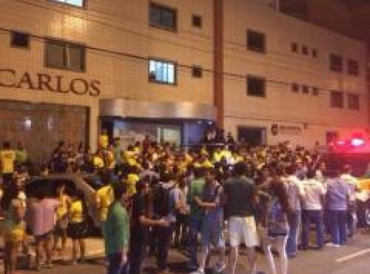 الجماهير البرازيلية تحتشد أمام المستشفى للإطمئنان على صحة نيمار