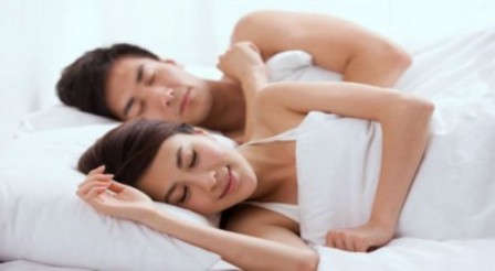 سر الزواج السعيد: النوم عارياً