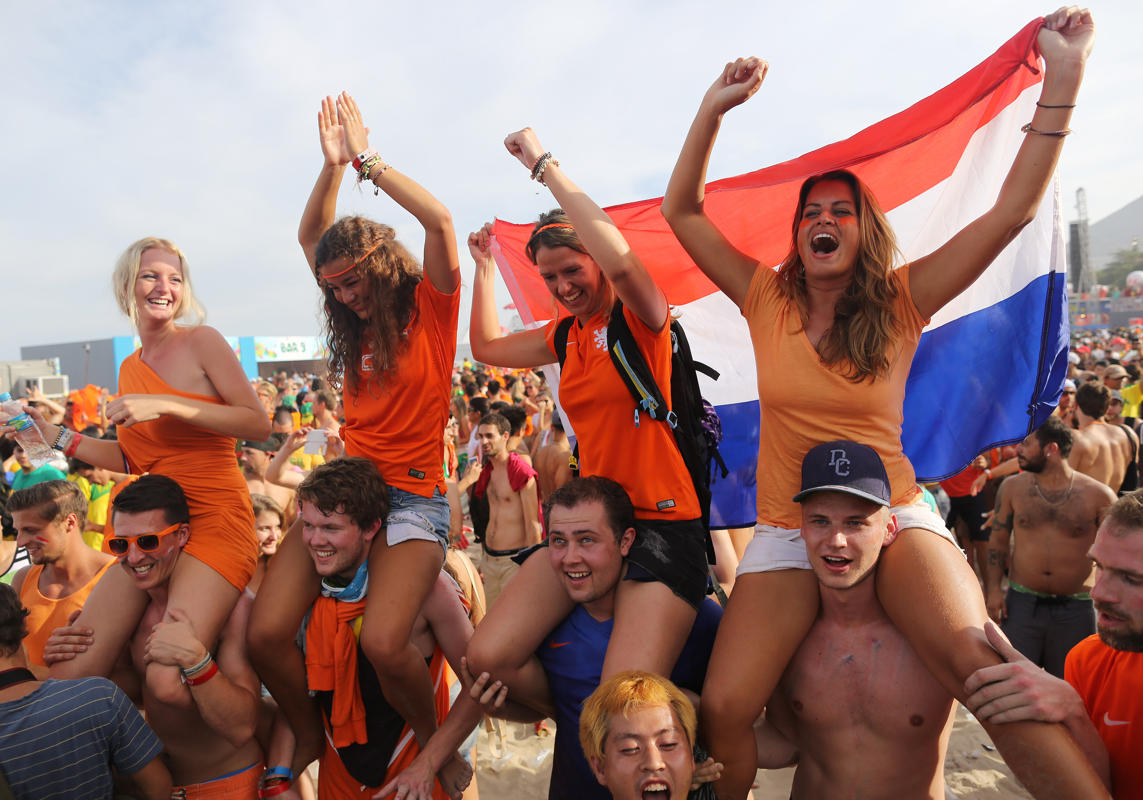 بالصور.. فرحة هولندية عارمة وحسناوات كوستاريكا ينفجرن ابتهاجاً