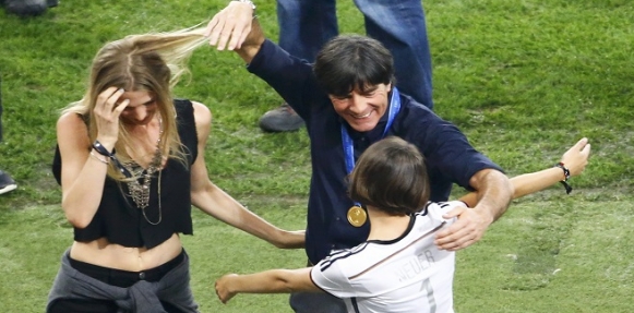 بالصور..أبطال كأس العالم يحتفلون مع زوجاتهم داخل استاد ماراكانا 