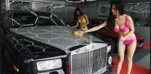 بالصور..ازدحام السيارات أمام مغسل بالصين بسبب فتيات البيكيني