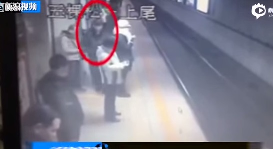 كاميرا ترصد لحظة إنتحار شرطي صيني تحت عجلات مترو الأنفاق (شاهد الفيديو)