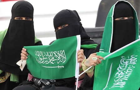 ضبط 3 طالبات سعوديات برفقة شبان في بيت دعارة بالرياض