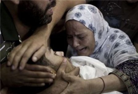 الهدنة الانسانية في غزة تدخل حيز التنفيذ .. واعداد الشهداء تقارب الـ 900
