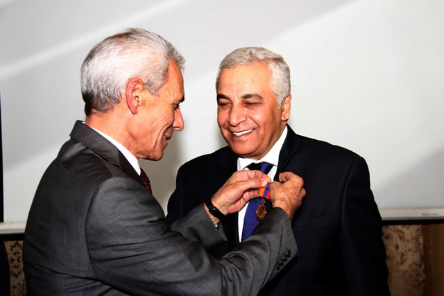 السفير الأرميني بدمشق يقلد الدكتور نبيل طعمة الوسام الذهبي