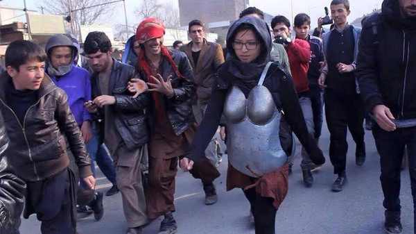 فتاة أفغانية ترتدي درعا حديديا خوفًا من التحرش