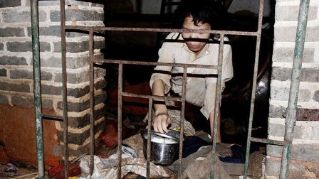 صيني يشتري زوجة من تجار البشر ويدعها حبيسة القضبان لمدة 12 عاما