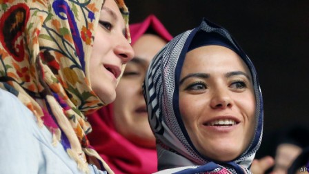 نساء تركيا يضحكن على نائب اردوغان