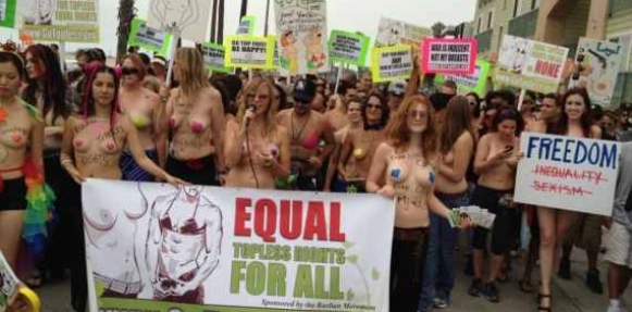 بالصور..مسيرات في أرجاء العالم ضد تعريةالرجل لنصفه العلوي