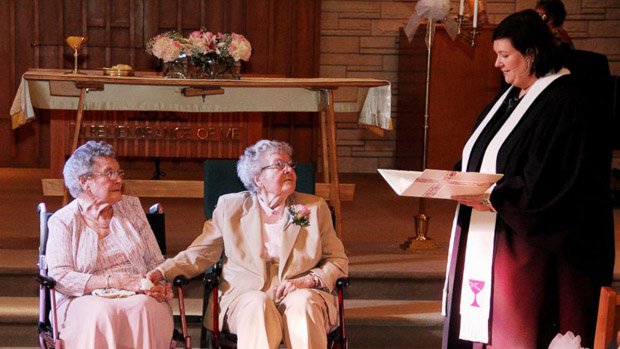 هاتان السيّدتان تزوَّجتا بعد 72 عاماً على علاقتهما!