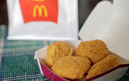 ماكدونالدز تعتزم استخدام دجاج غير محقون بالمضادات الحيوية وحليب من أبقار لم تنموا بالهرمونات