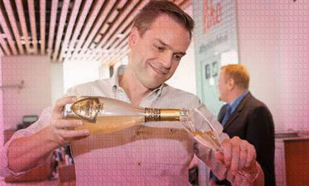آخر إبداعات دبي.. نبيذ الذهب الحلال الخالي من الكحول!