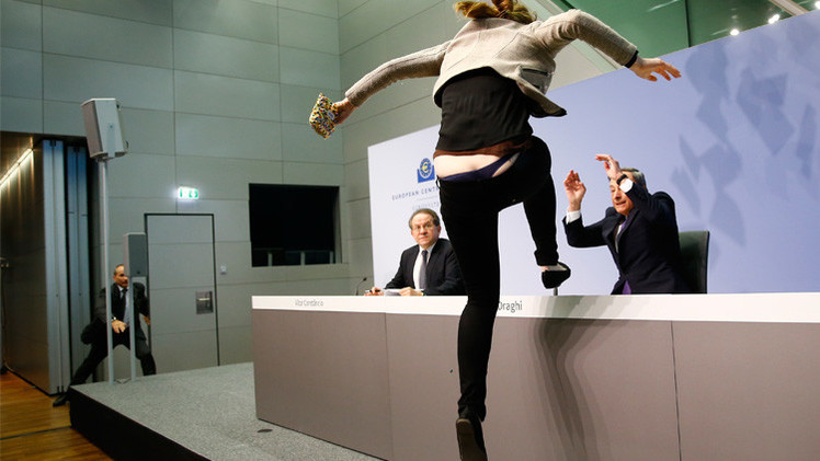 محتجة تنقض على رئيس البنك المركزي الأوروبي (فيديو)