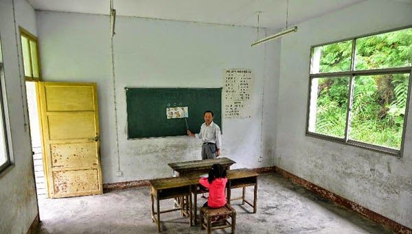 بالصور: مدرسة تستقبل العام الدراسي 2014 – 2015 بطالبة واحدة فقط