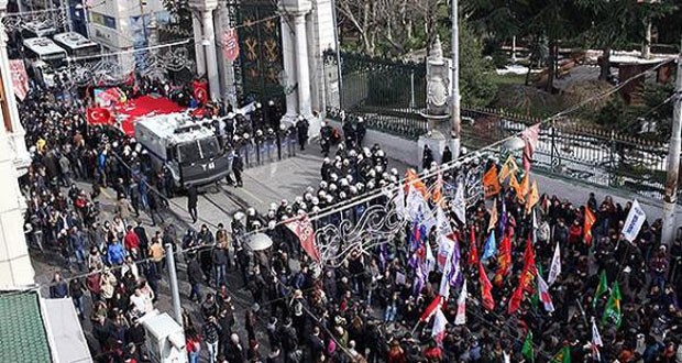 آلاف الأتراك يخرجون في مظاهرة بأزمير احتجاجا على سياسات نظام أردوغان