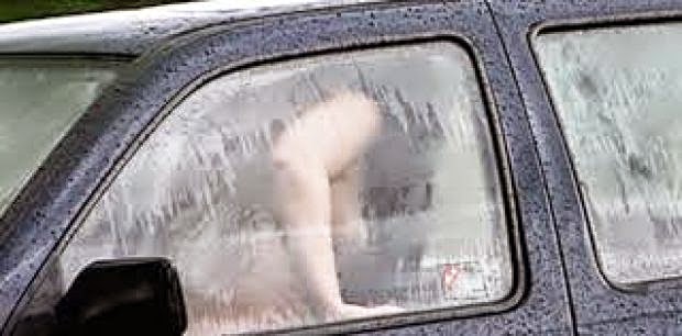 ضبط وكيل نيابة مصري في وضع مخل مع فتاة داخل سيارة