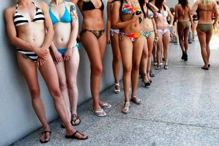 نساء بريطانيا قلقات من ارتداء المايوهات على الشاطئ