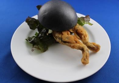 «برجر الضفادع» وجبة جديدة في مطعم ياباني