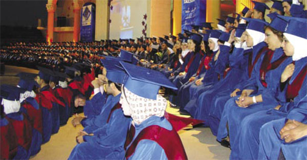 أسئلة وشائعات تستجدي توضيحات!! ..ماذا يحدث خلف أسوار الجامعات الخاصة؟