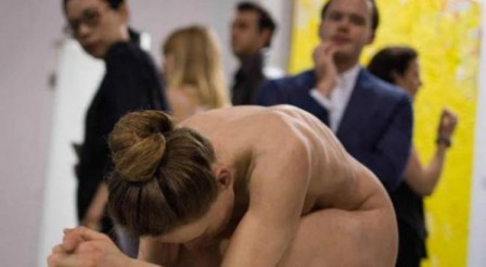 إمرأة عارية تماما جاثية على ركبتيها تتسبب بإزحام شديد في معرض بهونغ كونغ