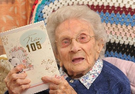 جدة ذات 105 أعوام تتذكر أكثر من خمسين اسما لأحفادها