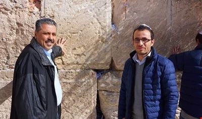 معارضان سوريان يمارسان طقوساً يهودية قرب "حائط المبكى"