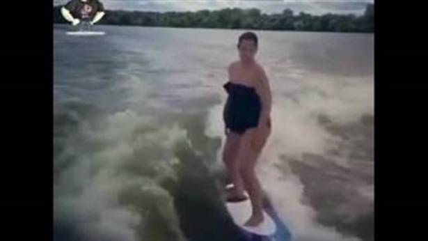 بالفيديو.. «حامل» تركب الأمواج تبهر نشطاء فيس بوك