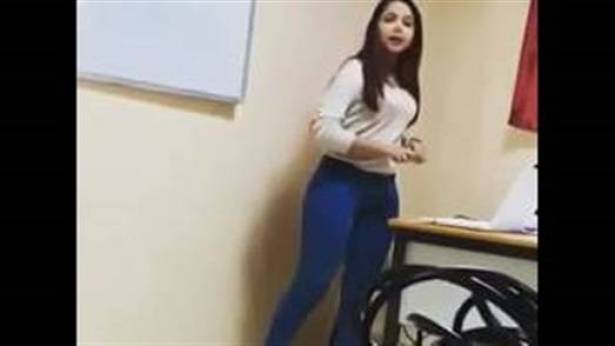بالفيديو.. معلمة تثير الجدل بسبب ملابسها داخل الفصل!
